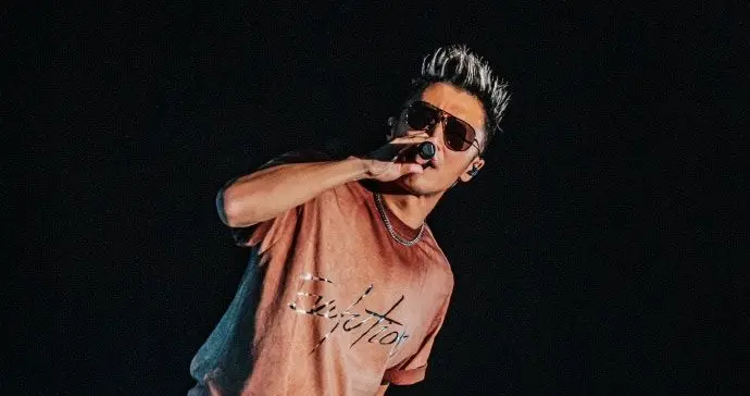 45岁谢霆锋疯狂接活，国产手机代言直接拉满