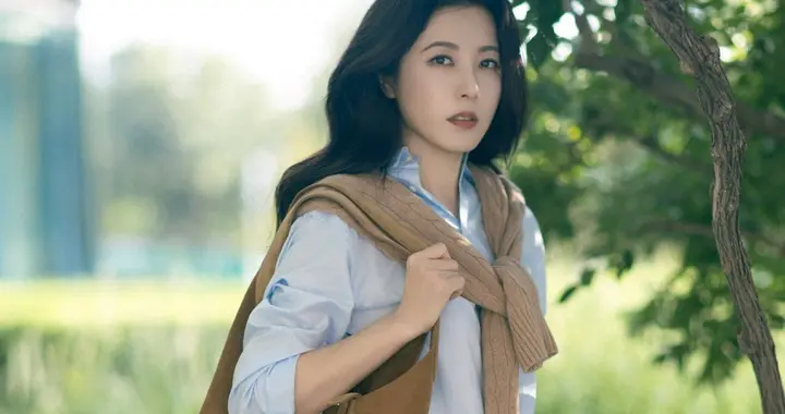 49岁曾黎赴纽约时装周，衬衫牛仔裤，背上棕色大包，秋季穿搭典范