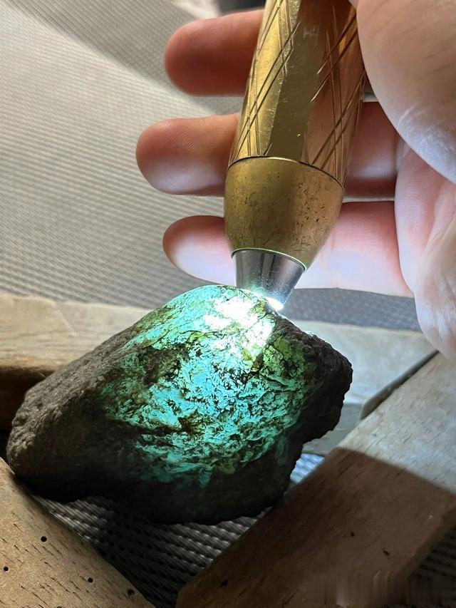 翡翠|莫西沙翡翠原石如何判断种水是糯冰还是冰？