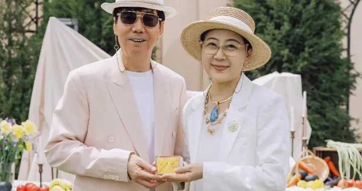 演员范明?与老婆厉玲庆珍珠婚，一家四口同框，继子帅气女儿漂亮