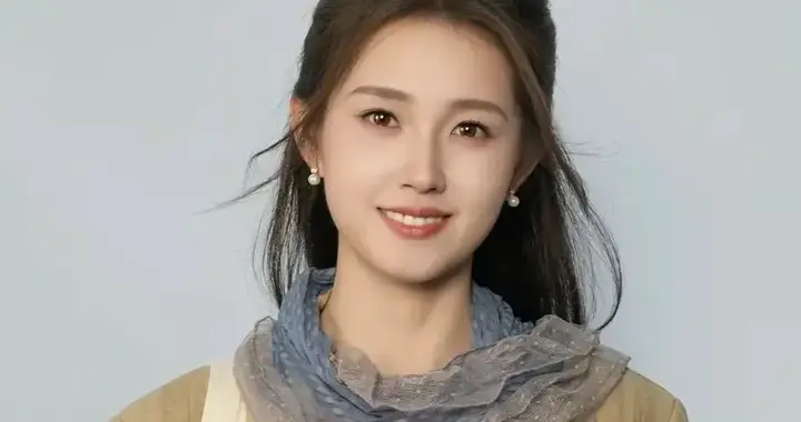 郭宇欣这种干干净净的长相，像极了学生时代的白月光。