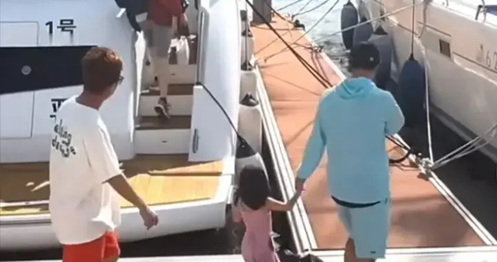 韩庚一家三亚过情人节！又牵又抱女儿，卢靖姗推着儿子似有120斤