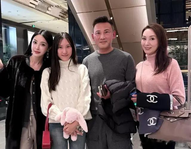 郭可盈一家和朋友聚会, 15岁女儿亭亭玉立, 55岁郭可盈打扮粉嫩好美