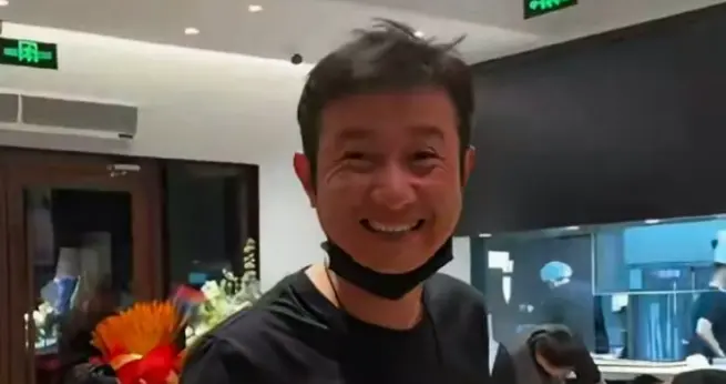 41岁文章彻底退圈？上海开陕西小店躬身递菜单，面相都变了！