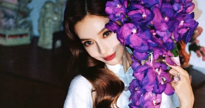 人比花娇！杨颖白裙拥紫美图赏析