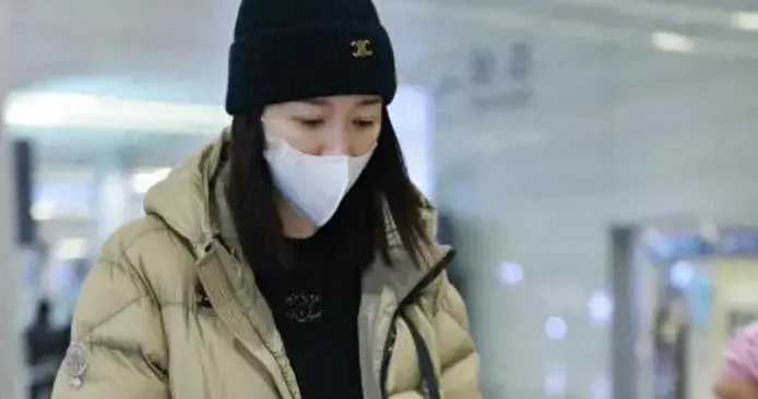 49岁李小冉机场私服真时髦！穿羽绒服+牛仔裤+长筒靴，没有大妈味