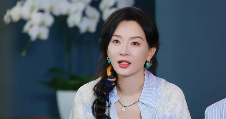 陈数真会打扮！丝巾绑麻花辫，蓝条纹衬衫+直筒牛仔裤，简约高级