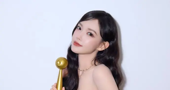 程潇获“风尚引领”奖！紫色长裙闪耀红毯，时尚界的新标杆！