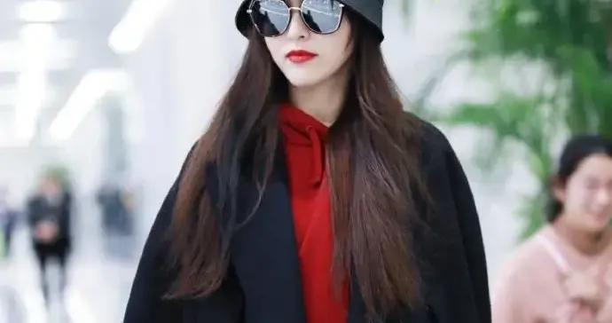 唐嫣机场私服真简约！黑大衣+红卫衣+黑裤子，高级又洋气！