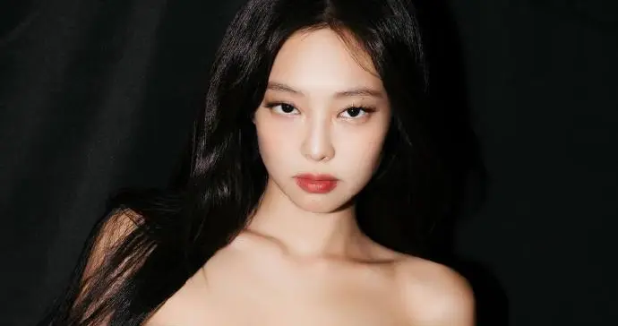 梦幻联动！Jennie Kim红裙造型