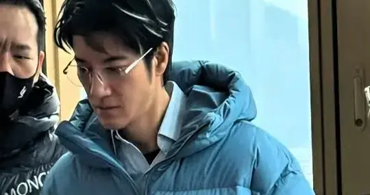 49岁王力宏现身杭州街头，他穿着天蓝色羽绒服，挑染了些许白头发