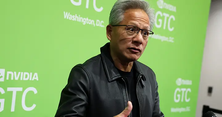 黃仁勛鼓勵(lì)員工多用AI，不用擔(dān)心丟工作，“你們都會(huì)有活干的”