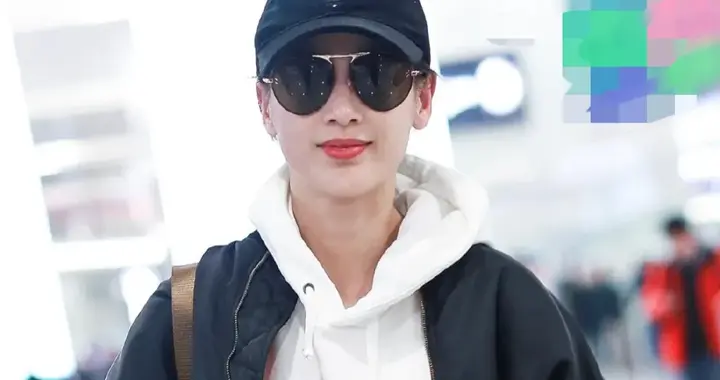 黄圣依离婚后状态越发年轻！穿廓形夹克白色卫衣，时髦洋气又减龄