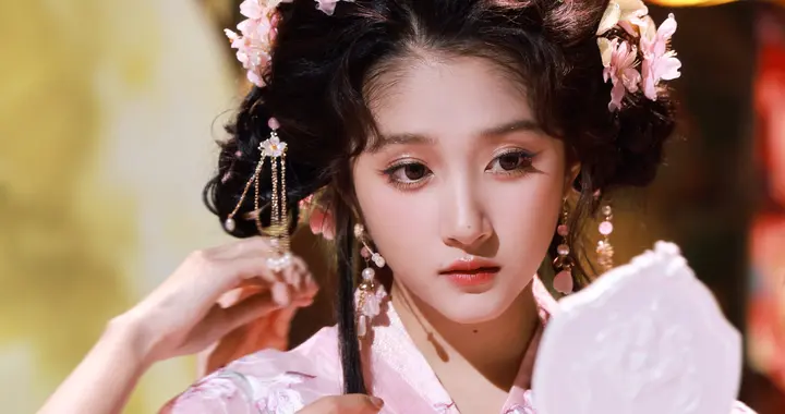 关晓彤《王牌对王牌》桃花妆造，又仙又萌