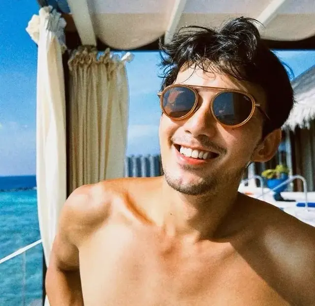 吴磊晒海边度假照，从小奶狗秒变型男，简直是行走的荷尔蒙制造机