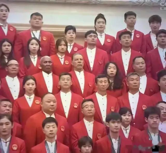 表彰大会：马龙白衣帅气逼人，孙颖莎全红婵高跟鞋萌翻全场