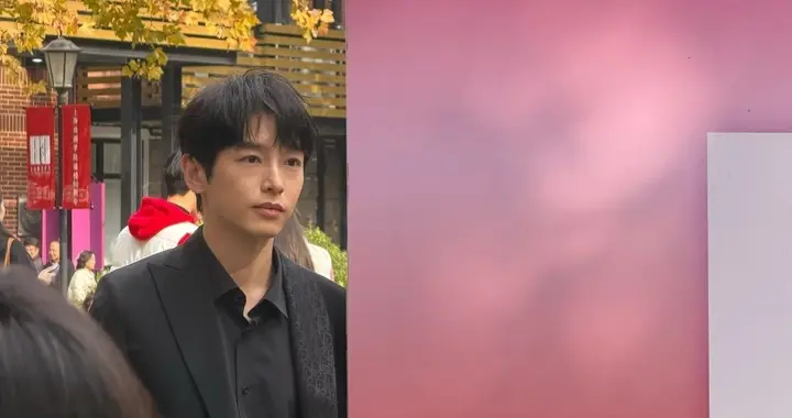 上戏80周年校庆，陈赫挽着杜江的胳膊走路，一脸娇羞，网友：好娘