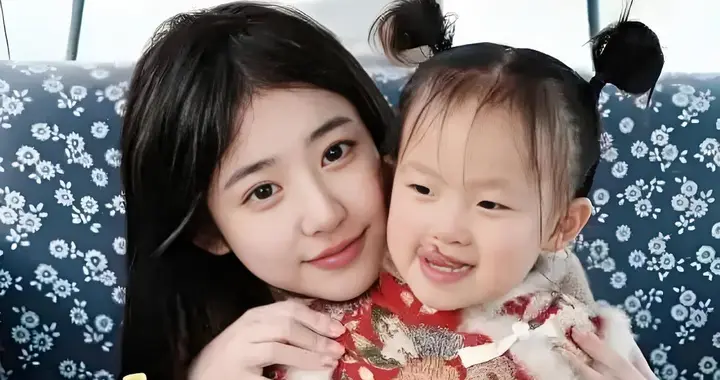 黄一鸣带女儿医院看病，意外暴露女儿名字，网友：王思聪会后悔的