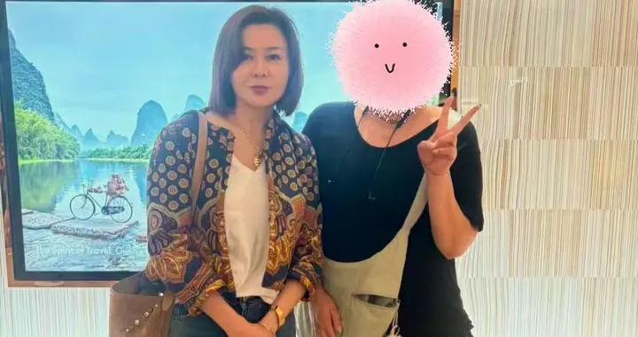 冻龄天花板！63岁关之琳街头摘口罩合照，随和气质惊艳网友