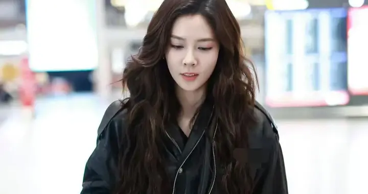 宋妍霏机场私服真时髦！黑色皮衣+格纹半裙+靴子，洋气又高级