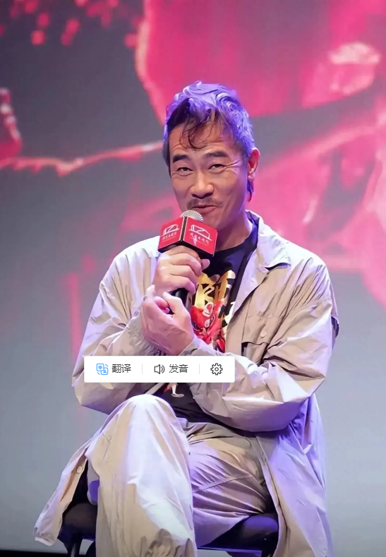 陈小春近照曝光，本人皱纹明显好似小老头，57岁和老婆差距大