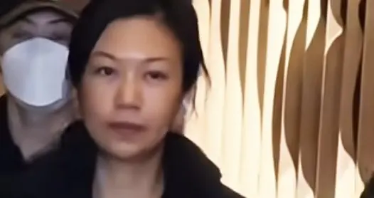 萧敬腾夫妇被偶遇，52岁林有慧一身黑衣走前面，素颜气场十足