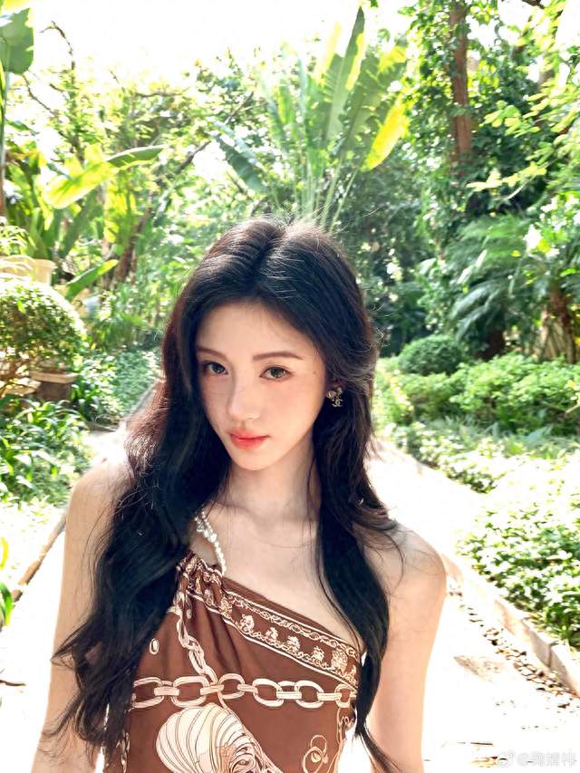 鞠婧祎花肚兜好可爱