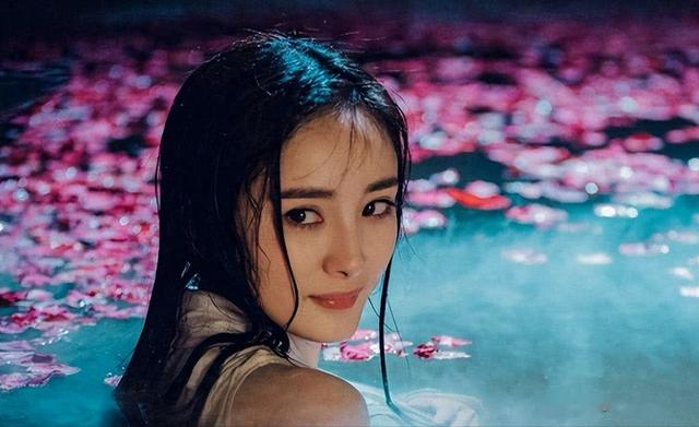 怪不得电视里只有上半身，镜头下移后，真相终究浮出水面！