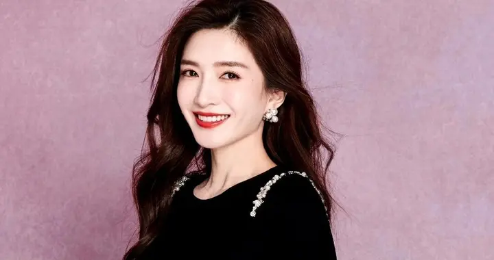 江疏影这组兰花主题写真真的美到失语！一袭简约黑裙太美了