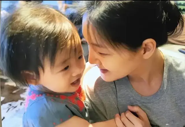 带弟弟回北京，安排母亲下葬，11岁的小玥儿终于活成了大S翻版