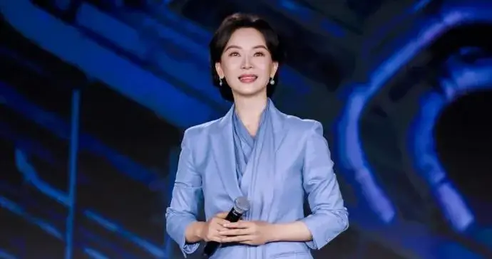 陈数穿出了70后想要的高级感！一身蓝色西服套装，简约又大气！