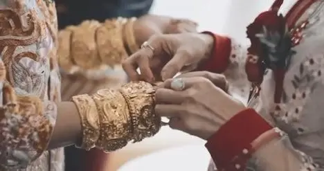 30岁TVB艺人娶富家女场面盛大，新娘满身金器，在豪华酒店摆23桌