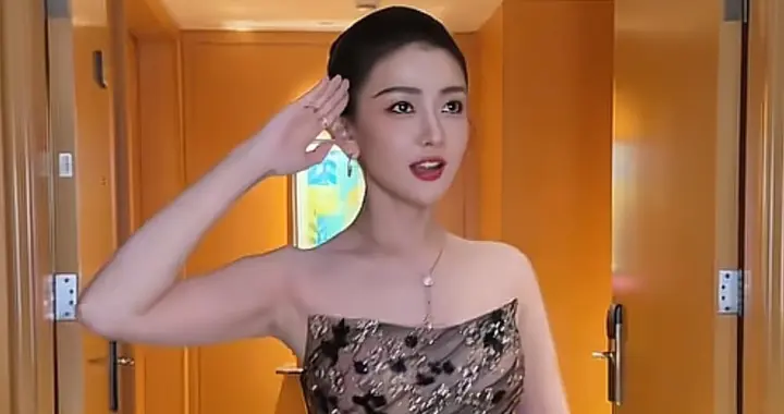 31岁梁洁穿抹胸礼裙跳舞！尽显小蛮腰，网友：穿这么漂亮指挥交通