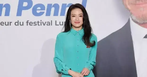 舒淇冰蓝裙现身电影节：优雅背后藏着怎样的时尚密码？