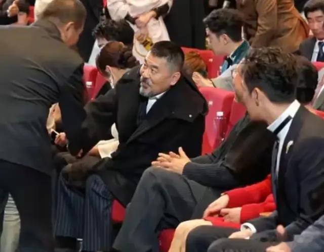 闹大了！陈建斌坐着与丁勇岱握手惹怒网友！评论区激辩礼貌边界