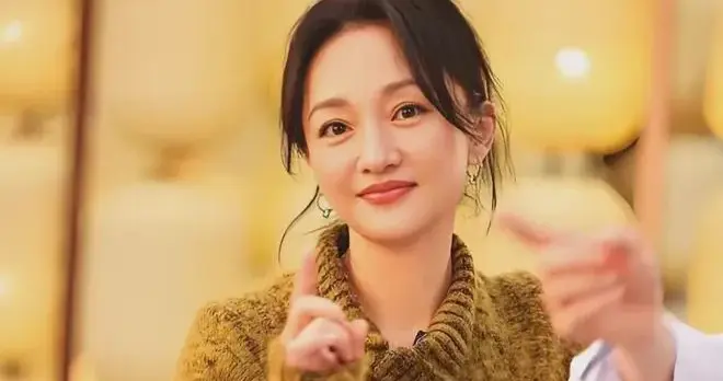 被周迅的“中年穿搭”惊艳了！穿毛衣+半身裙好高级，气质出众！