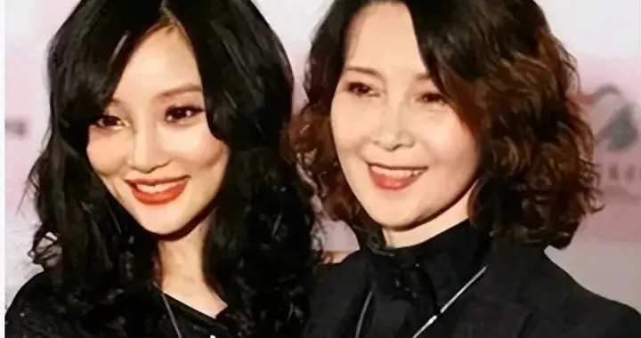 张伟欣爆多年隐情：明知贾乃亮追得太卑微，我亲手把女儿推进火坑