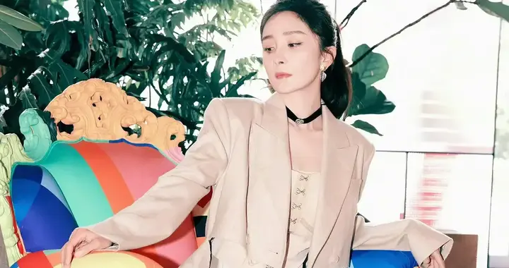 杨幂高跟鞋美图，腿又长又嫩