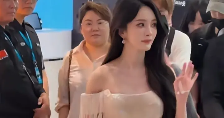 杨幂三亚免税店参加线下活动，穿露肩拖地长裙美到发光！