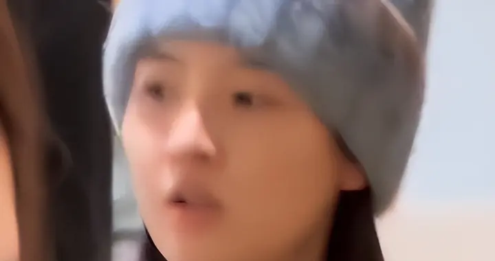 王玉雯被曝分手后现身巴黎！素颜满脸疲惫，母亲跟在身后默默陪伴