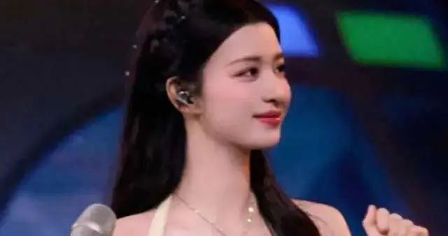 月光落舞台，女王揽星河！王楚然湖南卫视跨年封神名场面刷屏