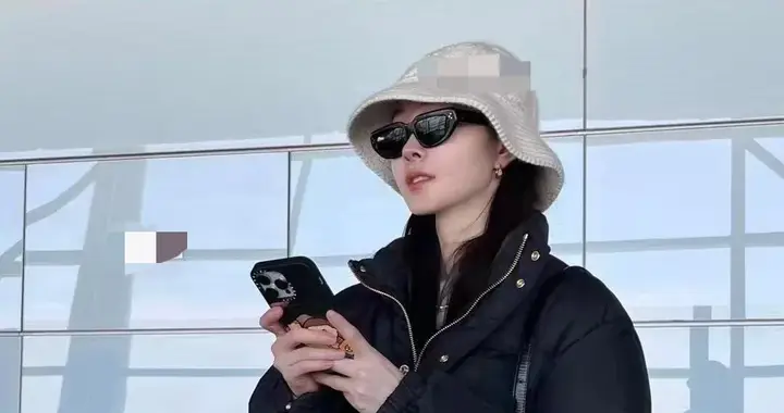 宋轶机场私服真会穿！短款羽绒服+牛仔直筒裤+渔夫帽，时髦又减龄