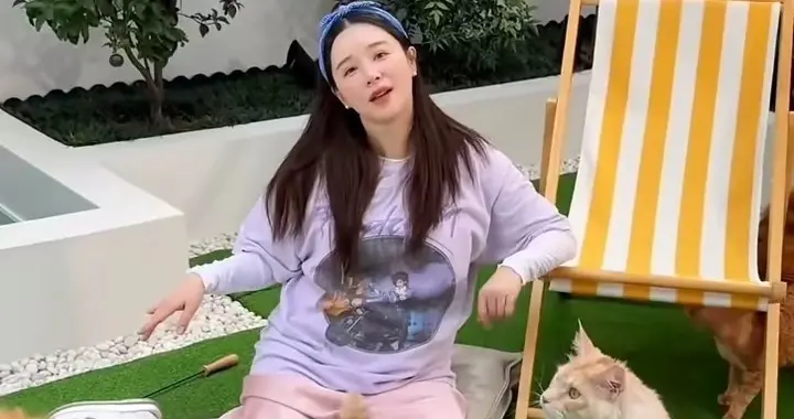 阚清子挺大肚住带电梯别墅，5只猫围着转，这才是幸福肥的样子