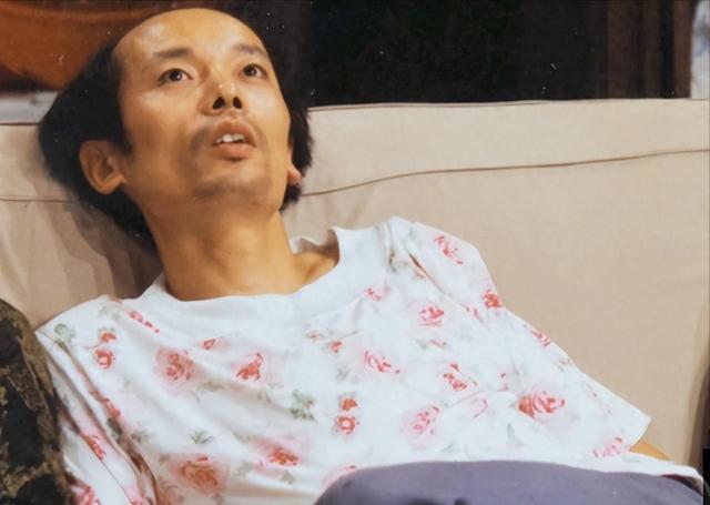 妹妹远在美国，父母也已离世，如今67岁膝下无子的葛优如何了？