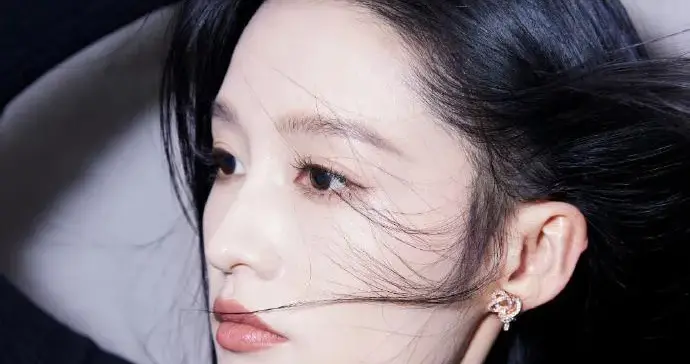 荧幕女神与沙滩女孩：李沁的“两副面孔”揭示了什么真相？