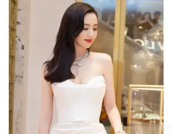 没想到！佟丽娅穿白色抹胸裙，如此惊艳绝伦！