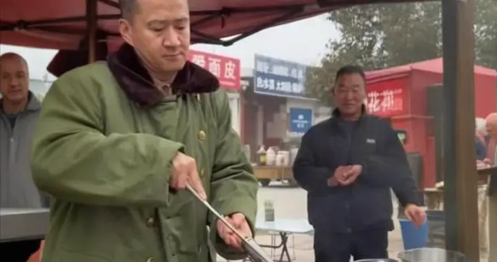 知名演员无戏可拍，回老家摆摊卖炒面，张颂文一句话揭开内娱真相