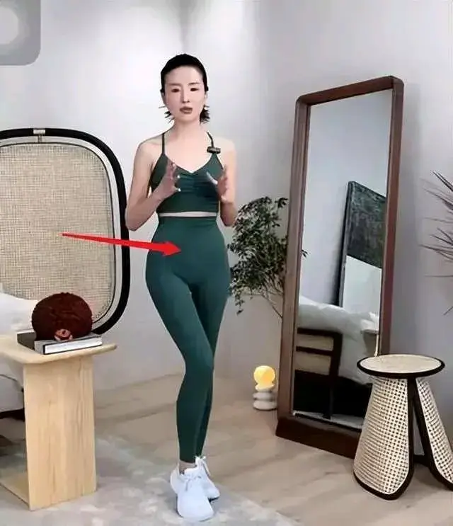 董洁反穿瑜伽裤直播，身材干瘪似老太，怕尴尬躲避镜头