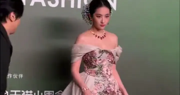 刘亦菲出席VOGUE盛典，花神造型惊艳，气质清冷出尘，碾压全场啊