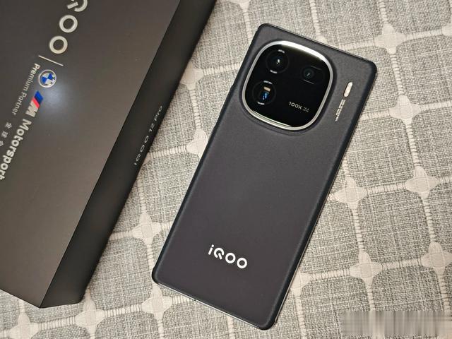 最值得买的三款手机，配置无短板，体验堪称完美，价格新低